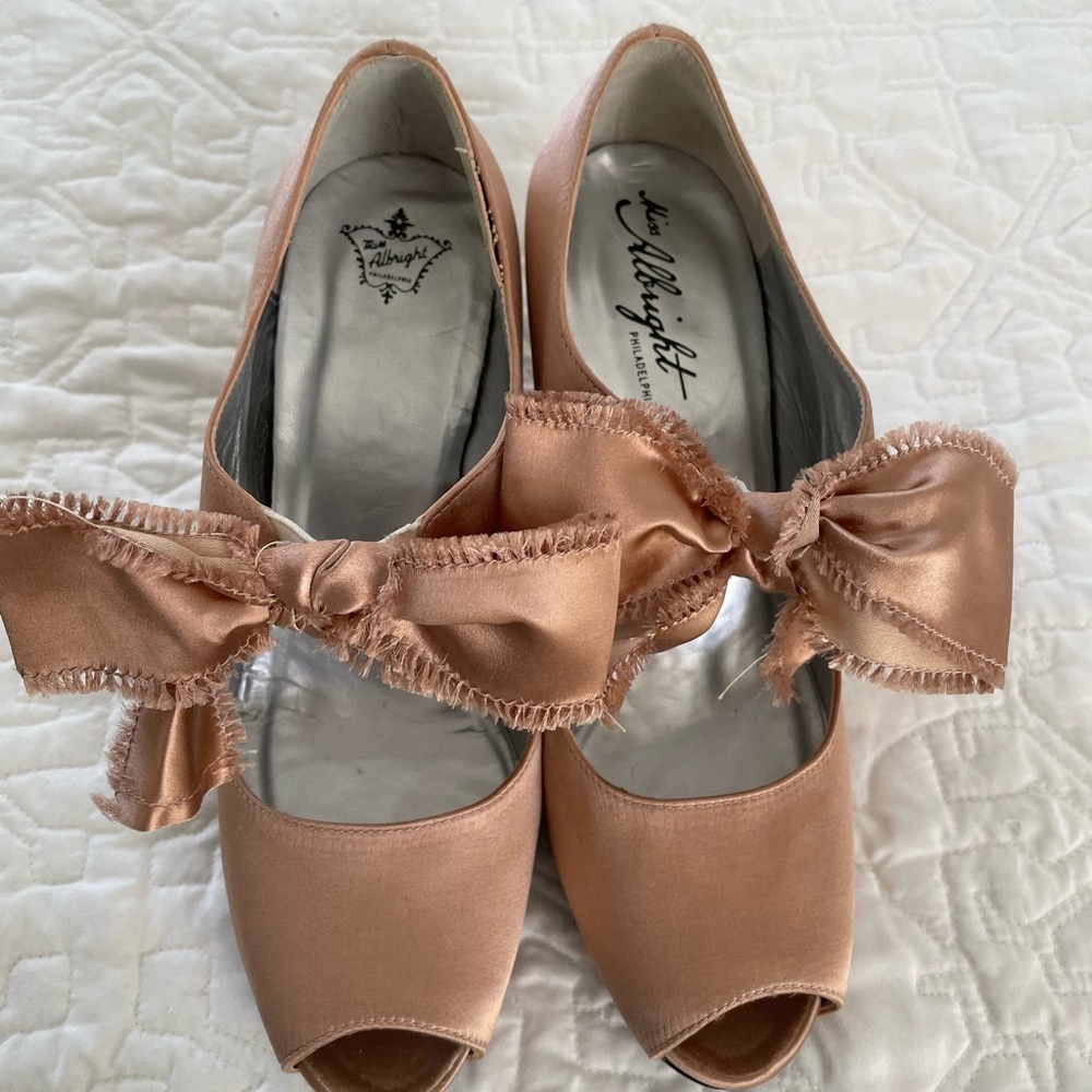 Miss Albright fans- here is your holiday peeptoe shoe! Gorgeous, never worn. 39